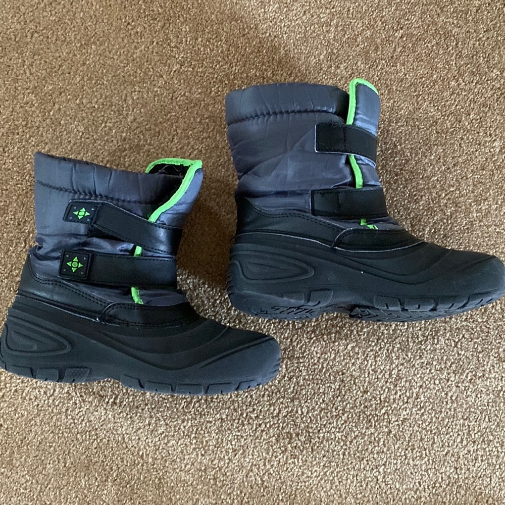 Kids heavy duty winter boots size 3